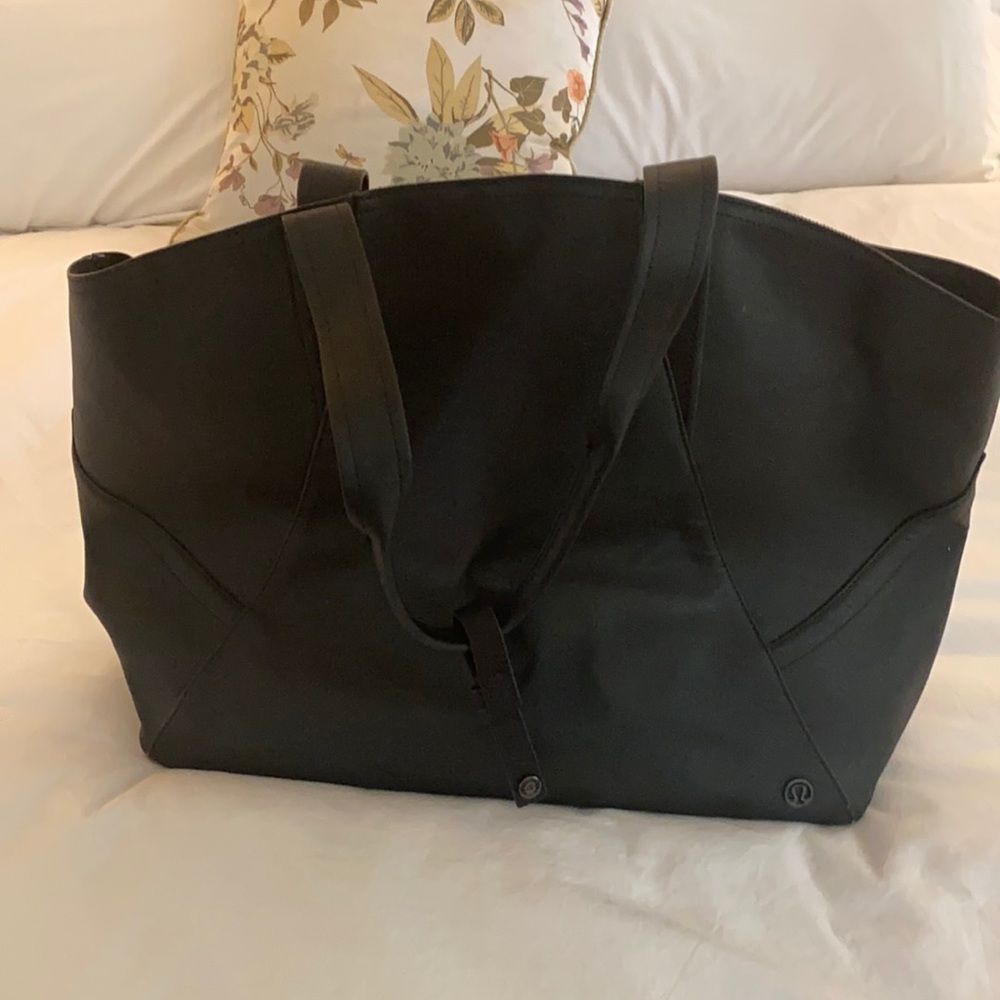 Lululemon black tote. Perfect for career or fitness